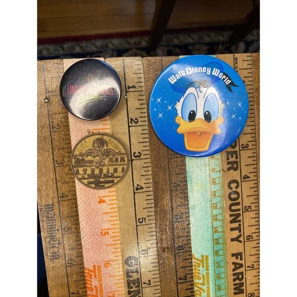 Vintage WALT DISNEY WORLD MGM STUDIOS MEDAL COIN TOKEN Pins Donald Duck Mickey - Picture 9 of 9